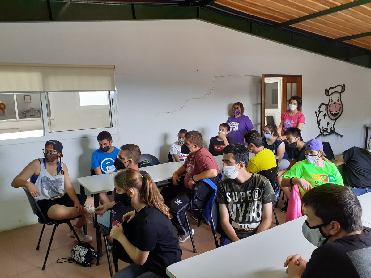 Alex_Pereznav's tweet photo. Gran experiència avui amb 1r i 2n #IFE de @INS_Pla_Marcell a la granja de Can Bordoi i la seva formatgeria Mogent. Visita guiada de la granja amb la Montse i taller de mató km0. Boníssim! https://t.co/m9pRBSR3Qt