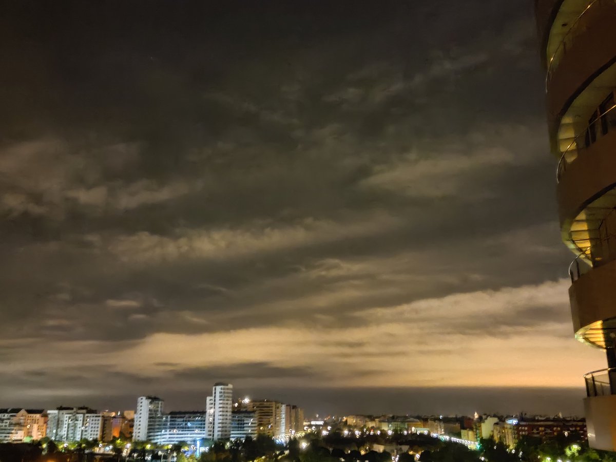 I love the sky..at Night 🖤
Pics from yesterday.
Fotos de ayer.

#skyphotography #clouds #Cielo #nubes #myview #mivista #citylandscape #valencia