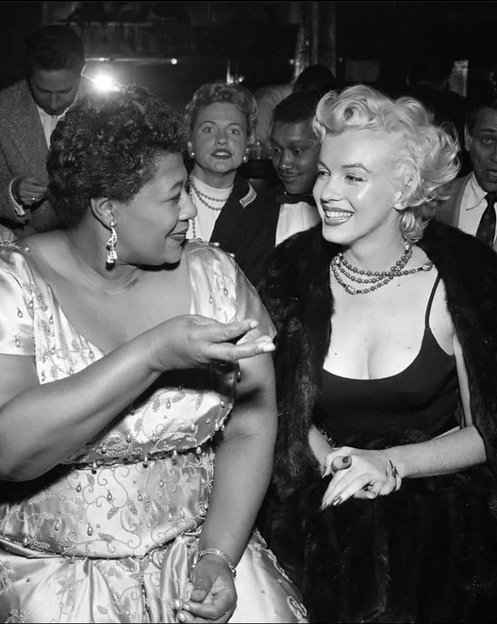 «Le debo mucho a Marilyn Monroe, gracias a ella toqué en el Mocambo. Marilyn fue una mujer inusual que estaba adelantada a sus tiempos aunque ella no fuese consciente»

Ella Fitzgerald y Marilyn Monroe (su admiradora más influyente), conversando en «Tiffany Club» en 1954.

💎