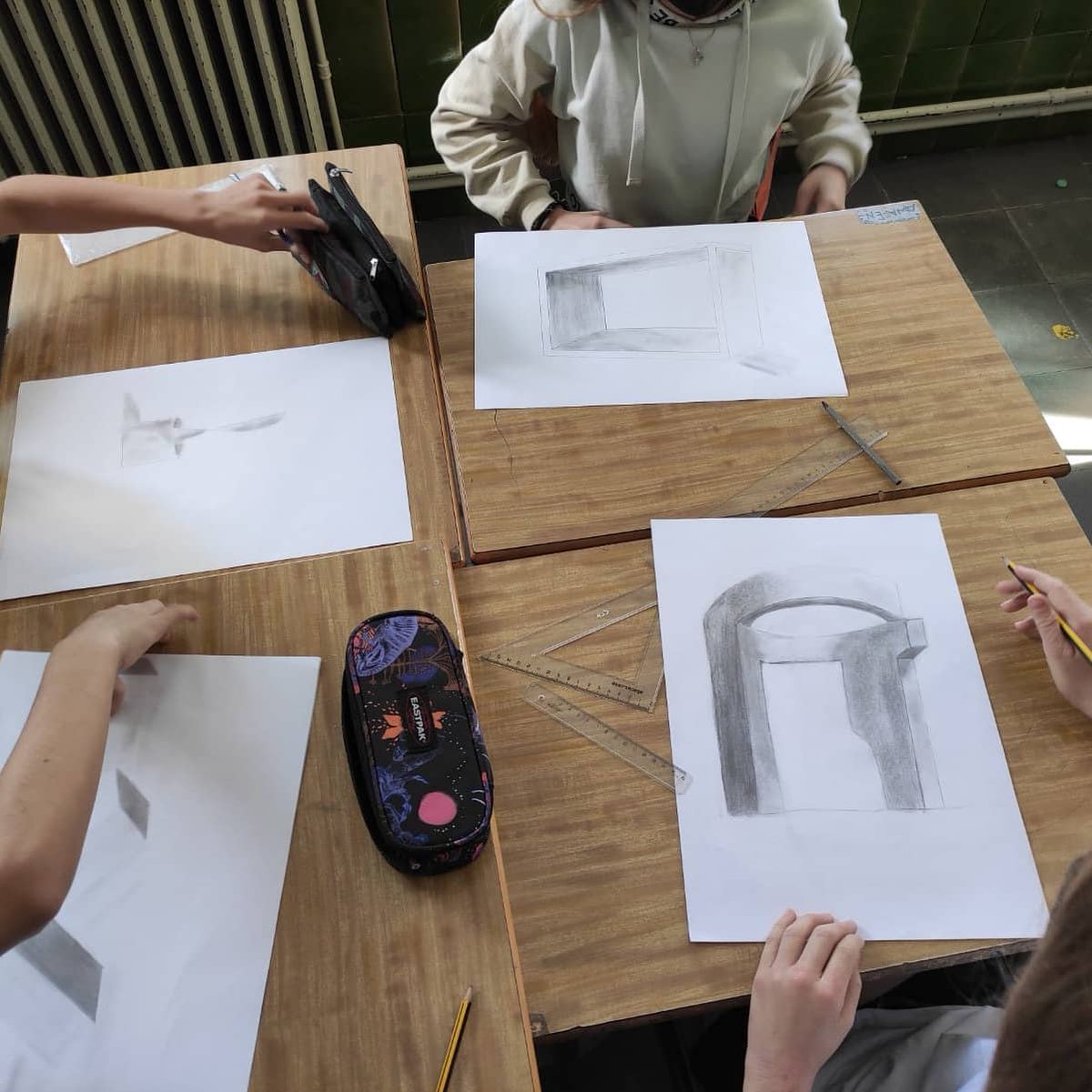 SalesiansSbd's tweet photo. A #2ESO hem començat un miniprojecte on estem estudiant escultors com Robert Morris, Donald Judd, Bràncusi o Chillida famosos per les seves escultures geomètriques.
#UnBoscdEscultures
#STEAM
#TreballxProjectes https://t.co/xhC75DlxaT