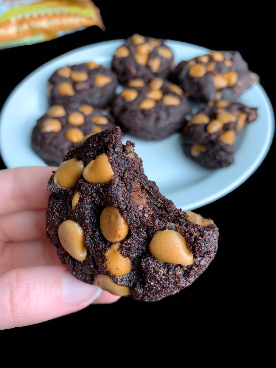 Sharing these cookies on social media? Sure. Sharing in real life? Not a chance. 🍪🍪🍪
📸 &amp; Recipe: <a href="/sarahlynnfit/">Sarah</a> 
Recipe here: bit.ly/3g1HCUr  via <a href="/LilysSweets/">Lily's</a>