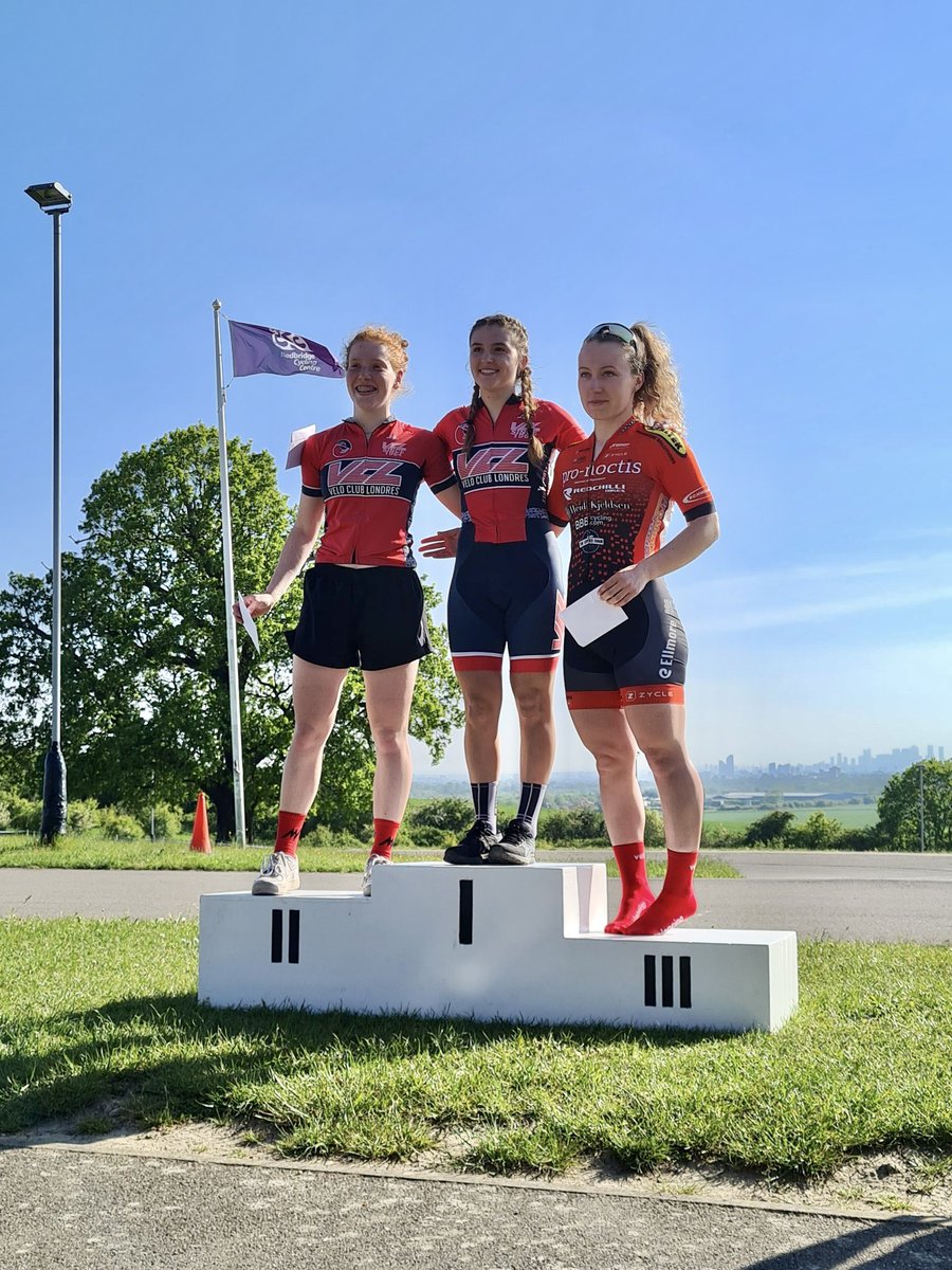 Super happy and surprised to come away with 🥇 after 45 laps of Hog Hill! Great to get a 🥇🥈 with new teammate @Flora_perkins03 after joining @VCLondres this season as well. Thanks to  @CAMS_BassoBikes for organising a great event!