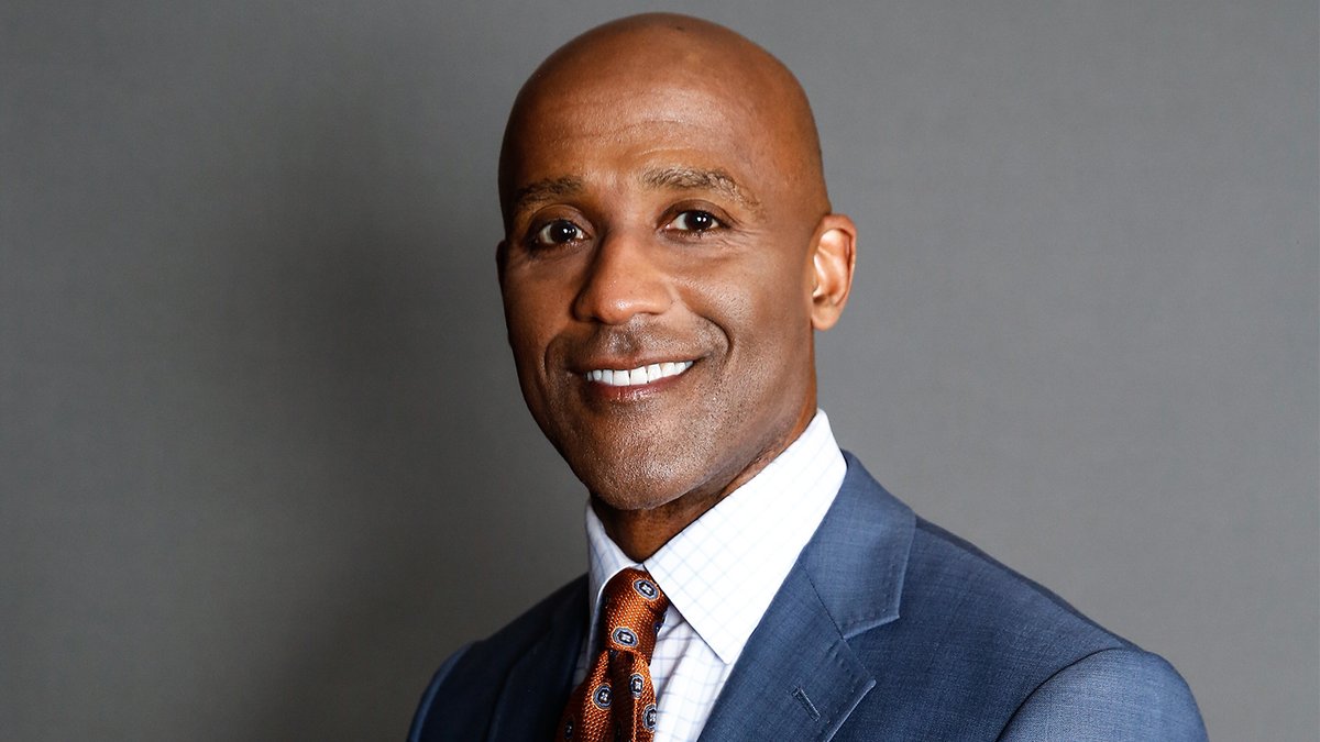 ESPNPR's tweet image. ESPN signs Emmy-winning sportscaster @BCusterTV

Custer will anchor @SportsCenter &amp;amp; call play-by-play commentary for college football &amp;amp; basketball

More: bit.ly/3yVH8aX