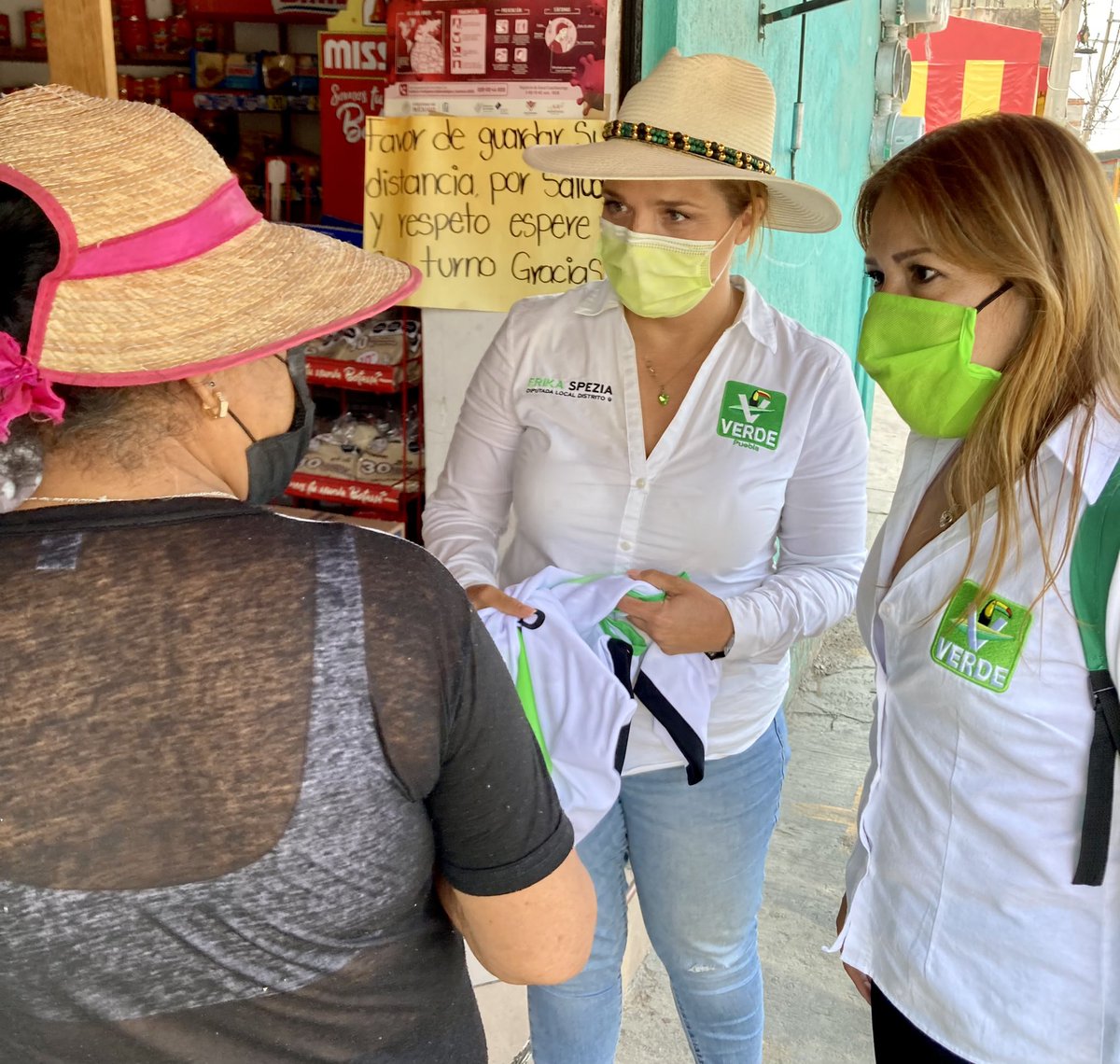 CuautlancingoPV's tweet photo. Nuestras candidatas Mónica López a presidente municipal de #Cuautlancingo y Erika Spezia a diputada local por el distrito 9, recorrieron el centro del municipio. Cada vez está más cerca el cambio verde.
#VotaVerde #ElVerdeSiCumple https://t.co/SH04M4VwJ8