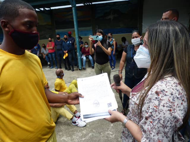 mirelct's tweet photo. #Hoy revisión de las causas penales de los privados de libertad recluidos en el Complejo Penitenciario de Yare,  en coordinación con los órganos de administración de justicia, siendo otorgados Régimen de Confianza Tutelado.
#1AñoMetodo7Mas7 https://t.co/ghcCiPDpi5