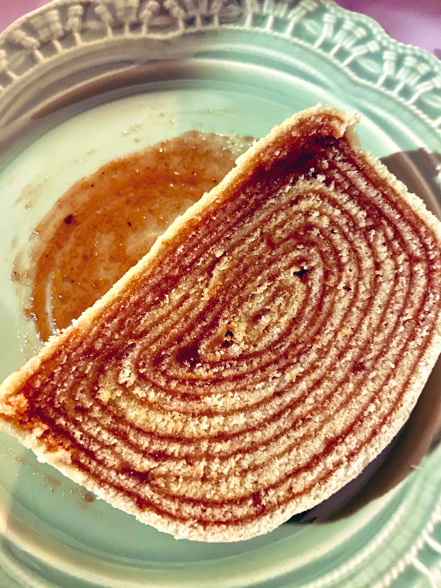 sacha_faria's tweet image. Café de pernambucana é assim: com bolo de rolo ❤️