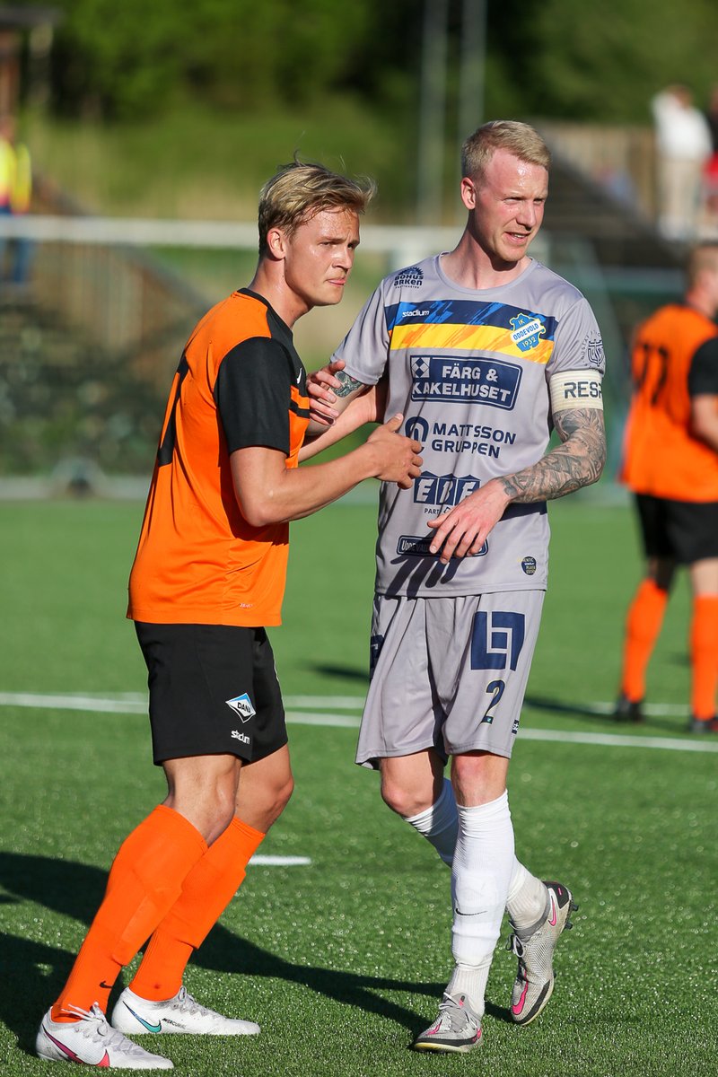 SvanteIvar's tweet image. 📸Bildsvep! Äntligen var fotbollen tillbaka när @Oddevold tog emot rivalerna i @Herrestadsaif på Thordéngården!
Och grymt att få se &quot;mina&quot; dräkter på spelarna för första gången i en match! #kitdesign #sparkdesignacademy