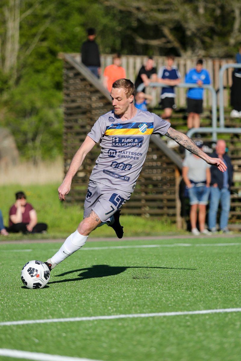 SvanteIvar's tweet image. 📸Bildsvep! Äntligen var fotbollen tillbaka när @Oddevold tog emot rivalerna i @Herrestadsaif på Thordéngården!
Och grymt att få se &quot;mina&quot; dräkter på spelarna för första gången i en match! #kitdesign #sparkdesignacademy