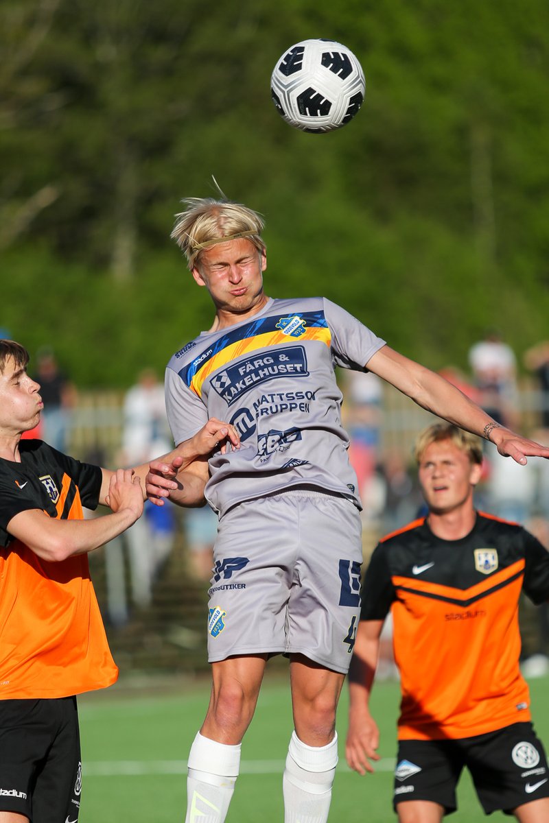 SvanteIvar's tweet image. 📸Bildsvep! Äntligen var fotbollen tillbaka när @Oddevold tog emot rivalerna i @Herrestadsaif på Thordéngården!
Och grymt att få se &quot;mina&quot; dräkter på spelarna för första gången i en match! #kitdesign #sparkdesignacademy