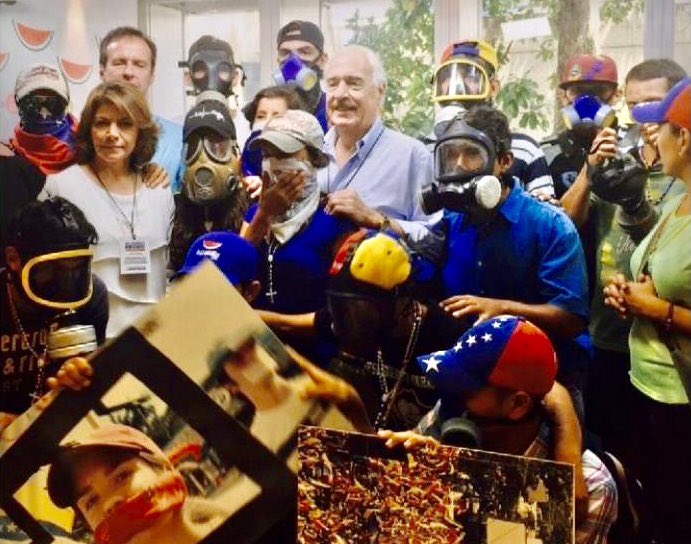 GustavoBolivar's tweet photo. Ex Pte Pastrana sonriendo al lado de “manifestantes venezolanos” con máscaras antigases de las q entregamos a manifestantes colombianos. Pero aquí es delito proteger a los jóvenes. Los nuestros son “escoria” que sí pueden morir y perder sus ojos. Hptas 
#ParacoTriste https://t.co/iWdFqVYdlU