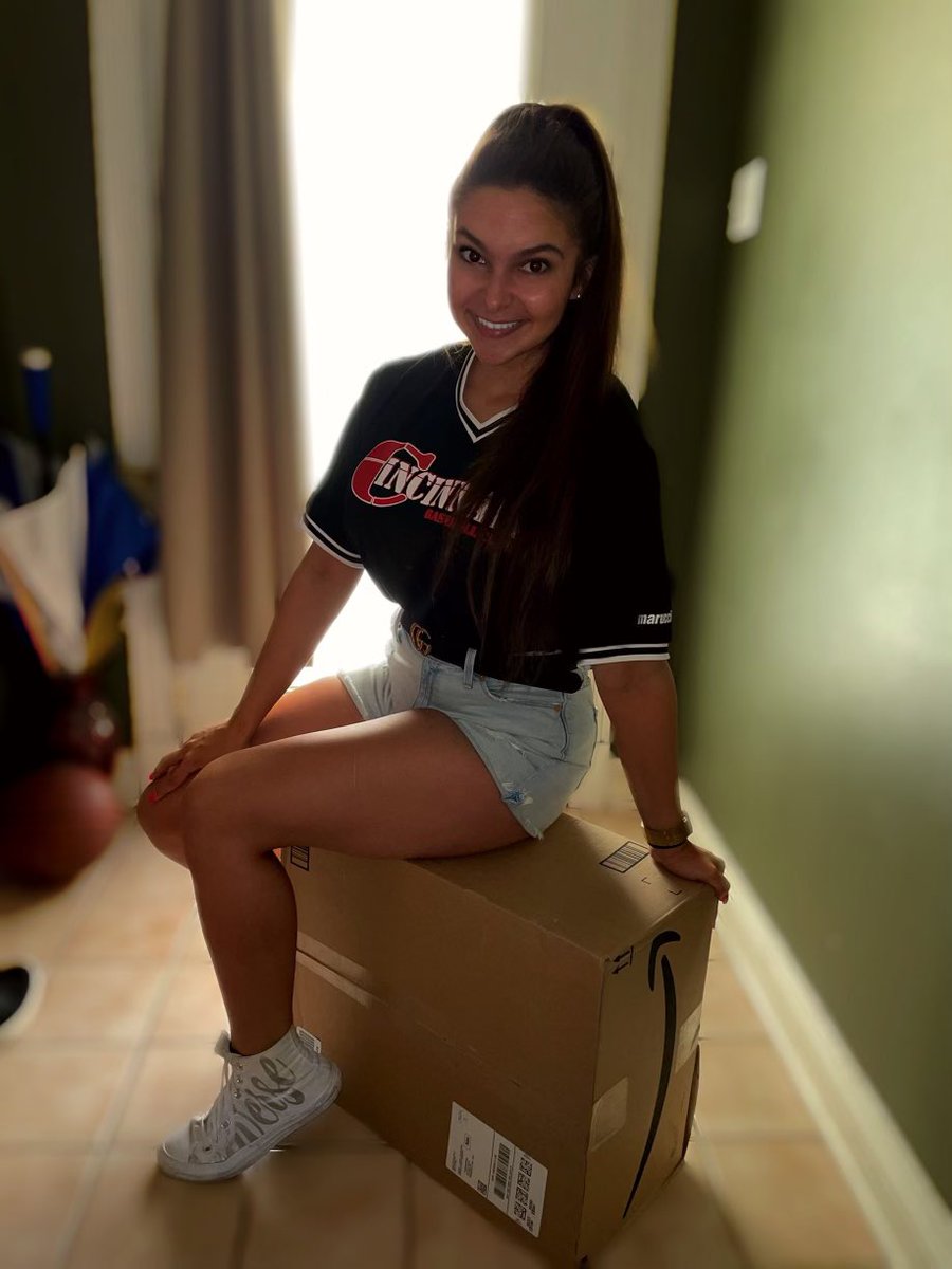 christiepepper1's tweet photo. @ChitoGaminYT @Gray__lynne @amazon Can anyone guess what’s in this box? #scoredfromamazon #ps5 #Amazon #drop #frontdoorservice #prime #delivered https://t.co/FNDfhM88HG