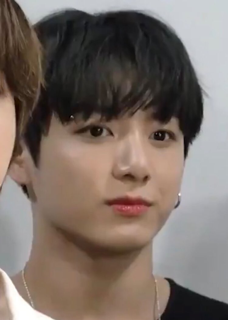 vminiecats's tweet photo. El piercing de jungkook es real yo les dije y lo repito estoy 110% segura. nos quiere hacer creer que es fake pero ya no caigo más en la trampa 😫 https://t.co/BxgkFEUJuj