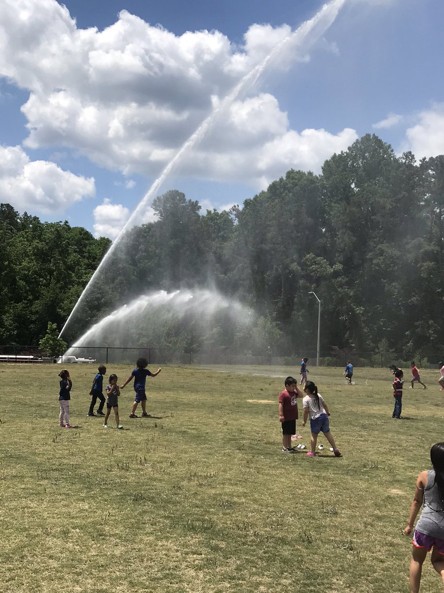 JasonPStrick919's tweet photo. Our wonderful kindergarten team planned a fun-filled “Wet &amp; Wild” Day @RogersLaneES! Thank you to RFD: Station 12. #weROCKit @WCPSS @wcpssEastern 😀🚀💜💛🕶☀️🏄‍♂️🚒💦🔥 https://t.co/EAc3Zfo0PY