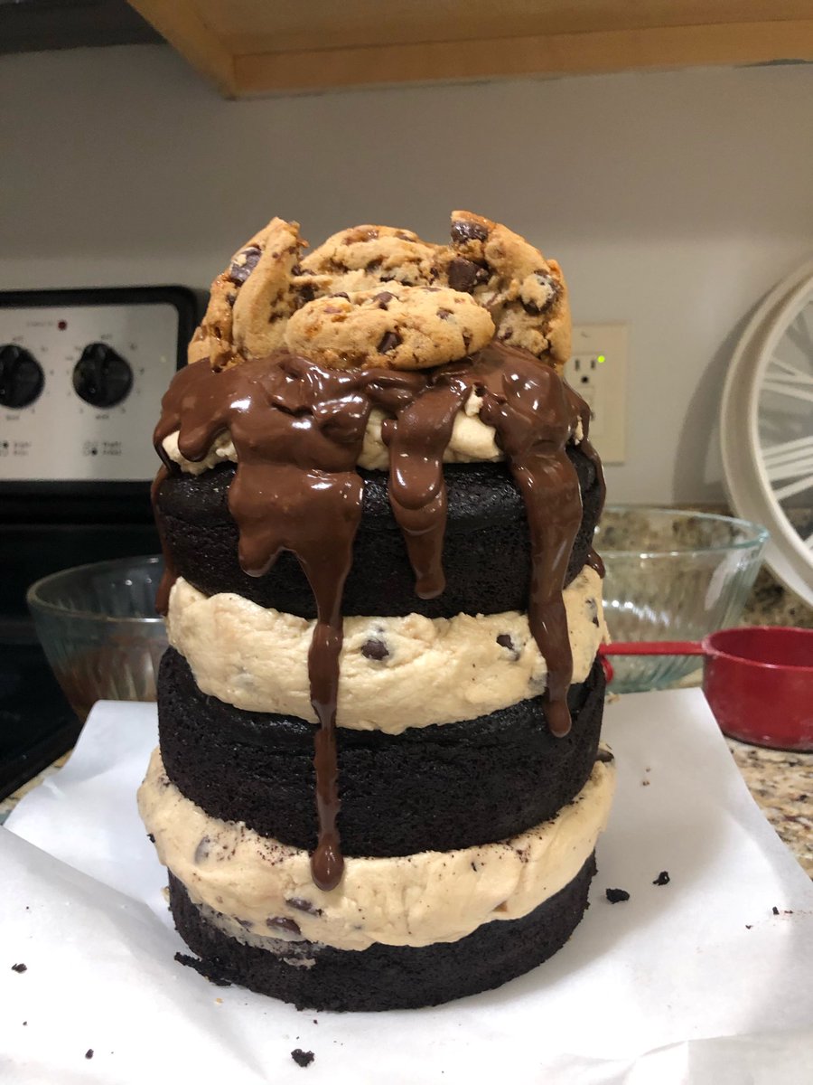 HuschBlackwell's tweet image. Our Milwaukee &amp;amp; Madison summer associates participated in a virtual “Nailed It” Challenge, based on the popular @Netflix show. The group had to bake a chocolate cookie dough cake with a chocolate ganache, guided by a chef host. 🤤🎂
#huschpuppies #HBSummerProgram #joinHB