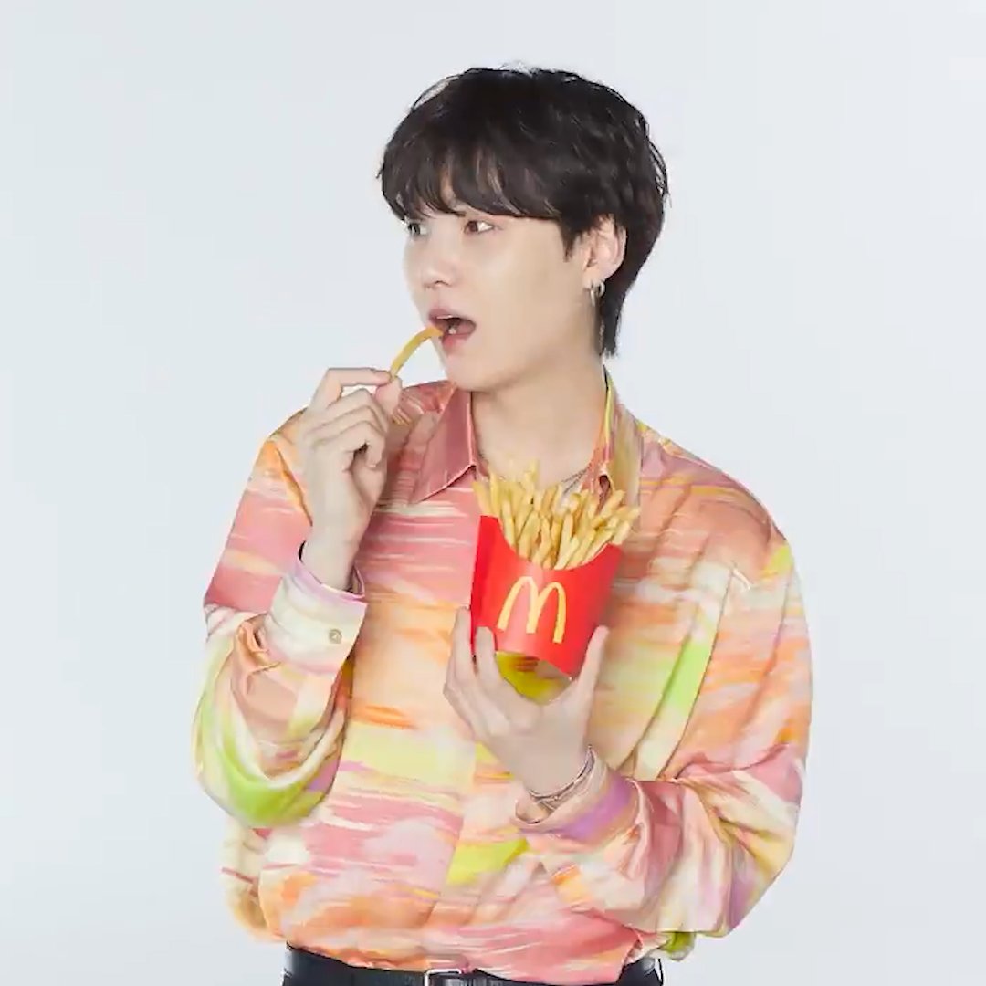 ReynaUrbano2's tweet photo. [INFO]📑

💜😍Estas fueron las imágenes promocionales de BTS para McDonald's😍💜

#YOONGI 🐱
#HOSEOK 🐫

#방탄소년단 #BTSARMY @BTS_twt https://t.co/wArncBW6ie
