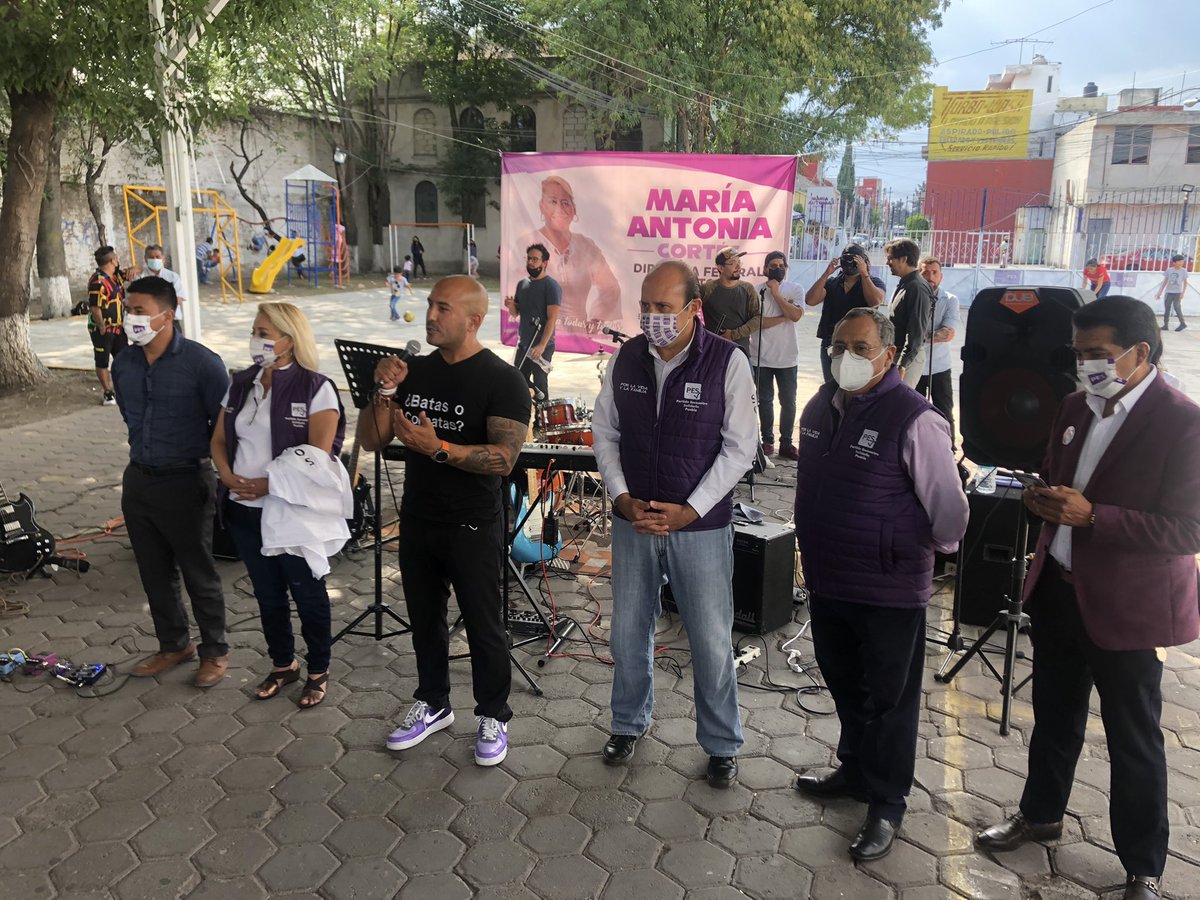 DrVictoria21's tweet photo. Tuve el gusto de acompañar a mi amiga y compañera candidata @MaAntoniaCortes  a su cierre de campaña, con locatarios del mercado Jorge Murad M.

Vamos con todo Toni, tú eres la mejor opción para representar la voz del Dtto 9 en el Congreso federal.

Esta vez, vota todo PES 🟪✔️💚 https://t.co/jeaHD3dE9R
