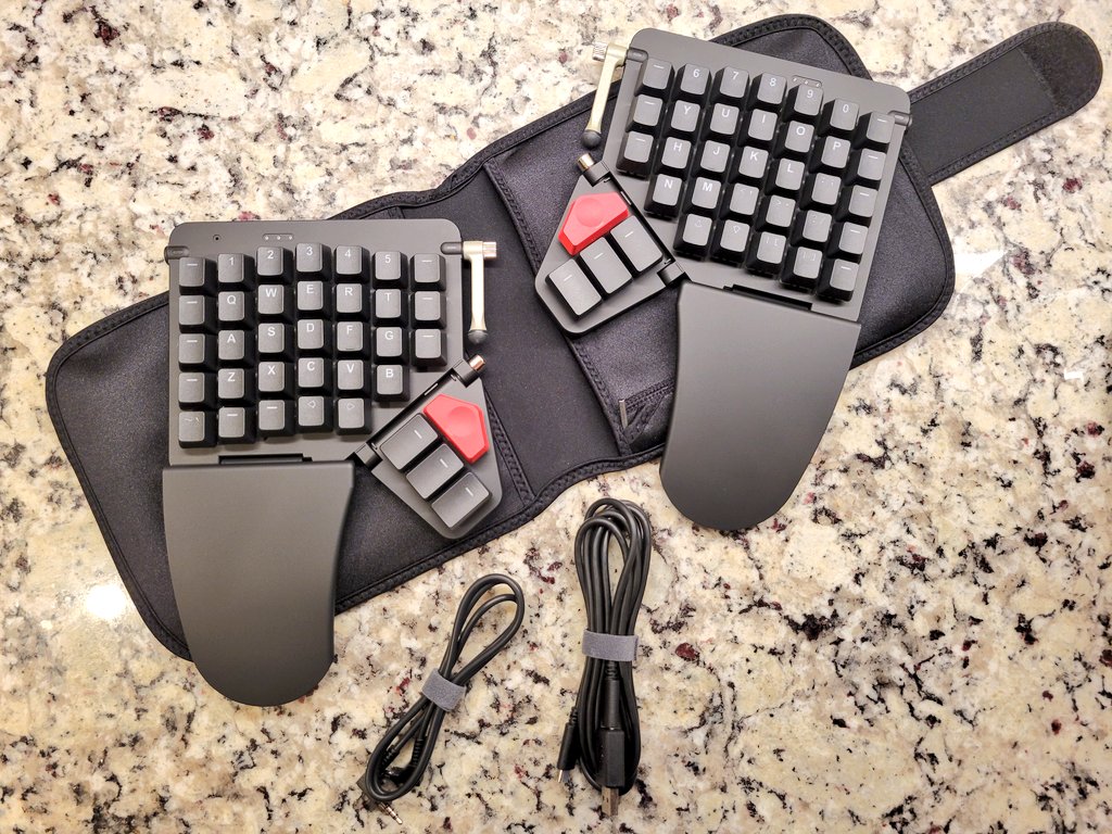 TheMaxamillion's tweet photo. I has arrived!!!

#ZSA #Moonlander #Ortholinear #Columnar #CherryBrowns #FullSplit #keeb https://t.co/Wi0U38kloE