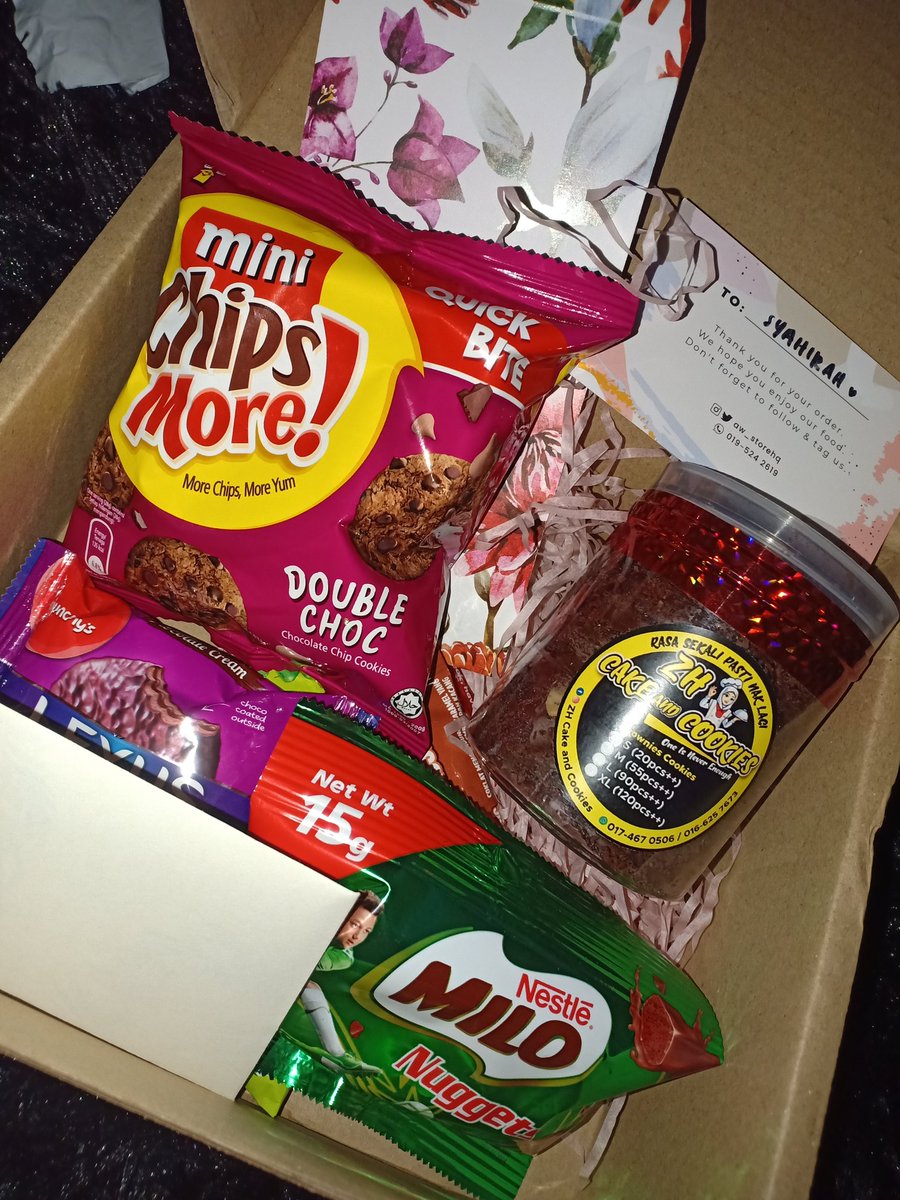 cyra98___'s tweet photo. Yesterday I received my parcel from this cute gurl name ain @aw_storehq 💕 Syera menang GA previous day and i'm really suprised cuz it full with my fav food 😍✨ lagi² the brownies masya Allah 🙈
The notes too makes me inspired 🥺❤️✨
Tentiuu sbb chosen me as the winner 😭🤍 https://t.co/zaGUhzZFKp