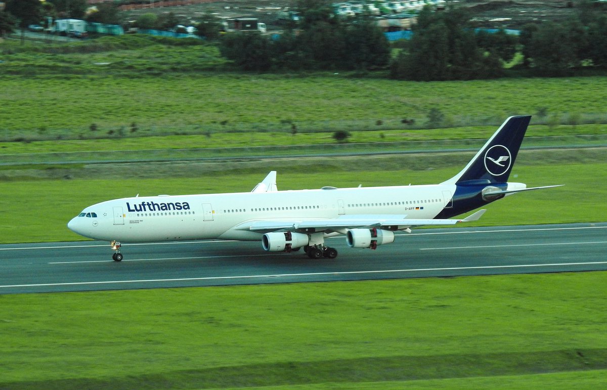 maitoplane's tweet photo. Nice to meet you, too.
#Lufthansa #Airbus #A343 #A340 #Frankfurt
#igersbogota #picoftheday
#AeropuertoInternacionalElDorado #AeropuertoElDorado
#ElDoradoInternationalAirport #TorreDeControl #ControlTower #ATCView #AirTrafficController https://t.co/NTdAEeERza