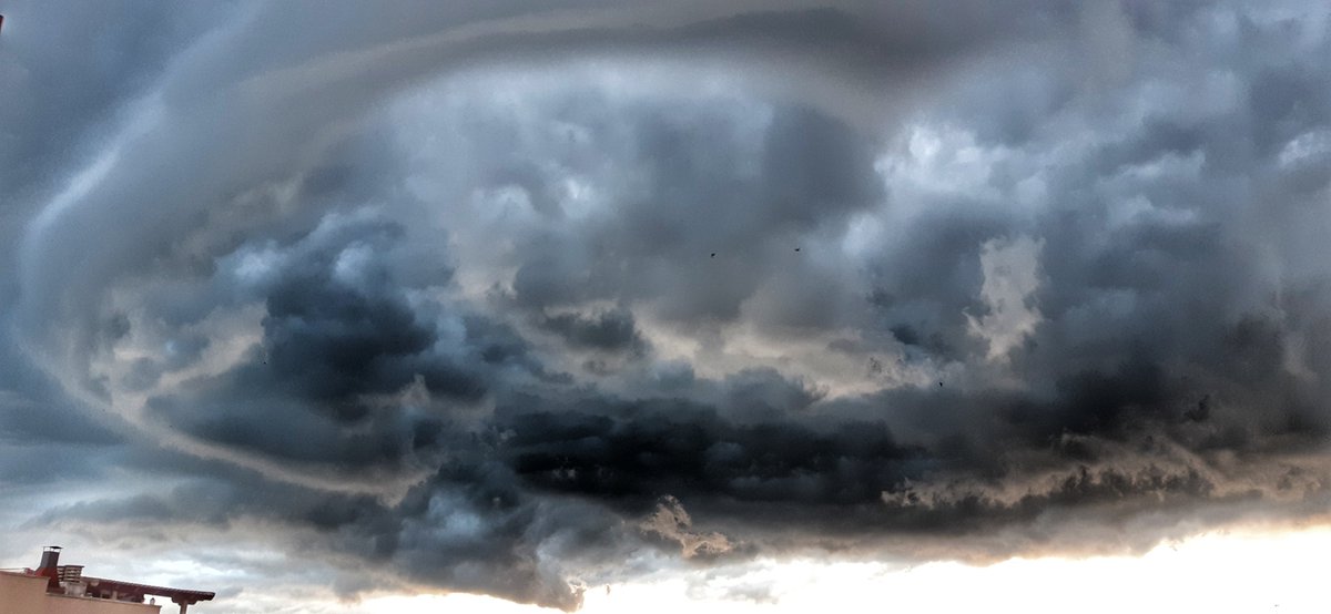 fempallars's tweet photo. El cielo tenebroso esta tarde en #Cambrils @meteocat @meteobaixcamp @AlfredRPico https://t.co/Yy2CrSi0Ih