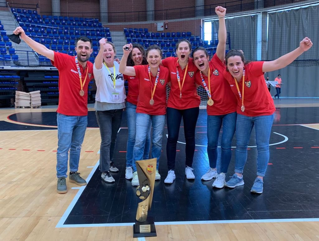 Lidiag94's tweet photo. Ascens a @IberdrolaDHF. 
Gràcies per les oportunitats @dolomartin6, per la paciència @gisele_sanc, per la confiança @mcadens i per l’aposta @HSantQuirze 
Eternament agraïda 🥇🚀❤️💚🚀 https://t.co/YZsGQw1kE3