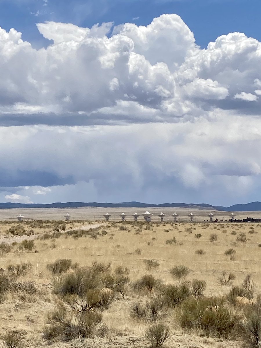 nadiamdrake's tweet image. Oh hai #verylargearray! 🎧👽