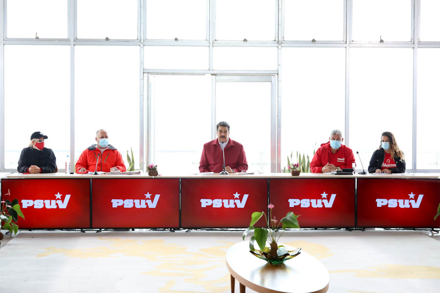 PartidoPSUV's tweet photo. Además de tener a las UBCh, el PSUV tiene un jefe o jefa por cada comunidad con un equipo de trabajo, y un jefe o jefa por calle. 

Aquí lo detallamos: 

🚩 14 mil 381 UBCh
🚩 47 mil 827 Jefas o jefes de comunidades
🚩 294 mil 809 Jefas o jefes de calle https://t.co/MpxRzvL8Cd