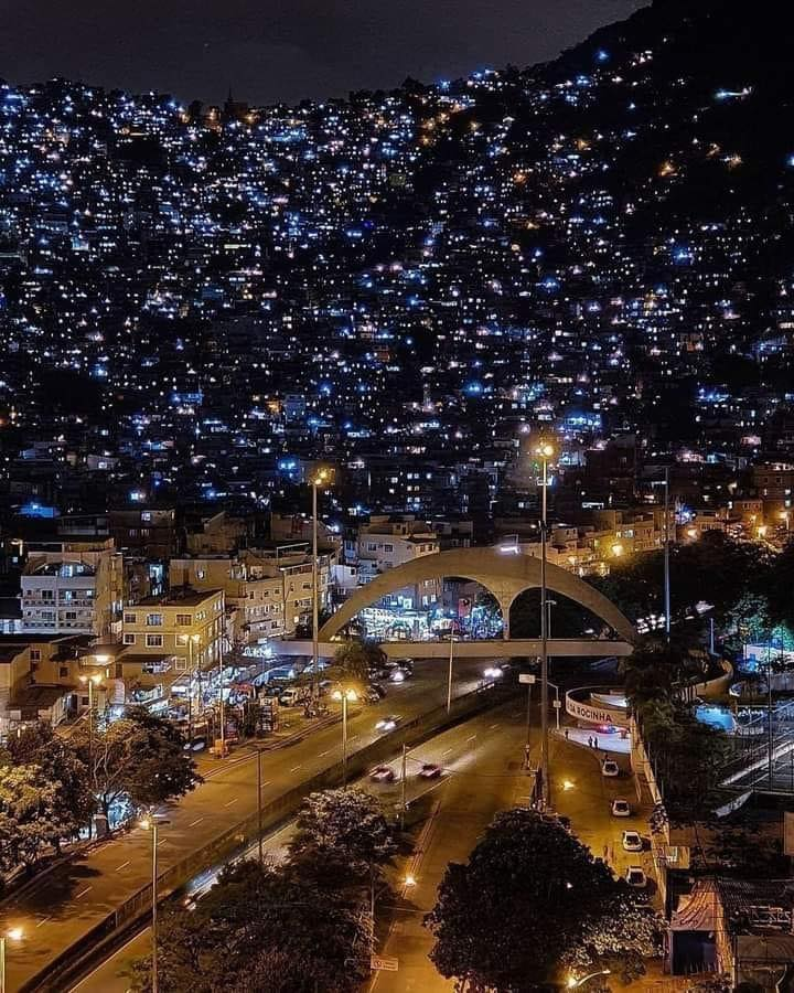 planeta_novo's tweet photo. Favela da Rocinha, Rio de janeiro, com mais de 100 mil habitantes. A maior favela da América latina, apreciem essa visão noturna. https://t.co/QYMq2u9Nob