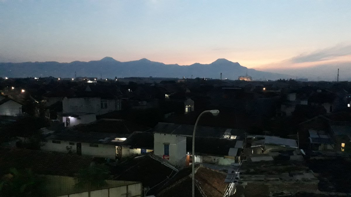 #bandung yang dulunya danau jadi tempat rantau
#bandung akan selalu indah meski terkadang berjalan susah
#bandung Segudang cerita dengan tetesan air mata
#bandung ya #bandung sejuta cerita tawa dan canda
 ALHAMDULILLAH YA ALLAH ALHAMDULILLAH YA ALLAH