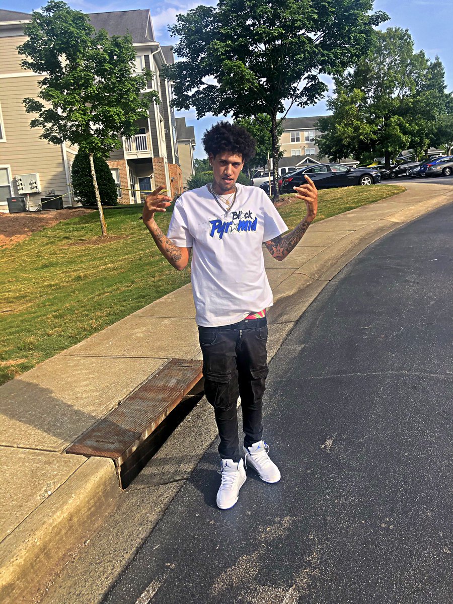 Bankh93d's tweet photo. We kame from kickin doors🚪 and burglary’s 🤧 that shit dat got my twin loxked🔒💔❄️ #FreeKash https://t.co/5oGLJ4CZZo