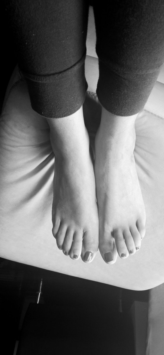 yolucecita's tweet photo. ¡A consentirlos! Tocó 🥰😜💅🦶🏻
#cremitayaceite #pedicure #piecitos #masaje #locion #suavecitos https://t.co/NTLjNkxg7W