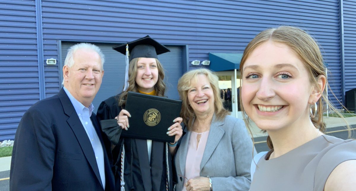 melissaamillr's tweet photo. @MichelleObama About 3 weeks ago I graduated from Stockton University with my Bachelors of Science in Health Science with a dream of becoming a physical therapist βΊοΈ #DearGrad #ReachHigher https://t.co/lHvuP2ApqB