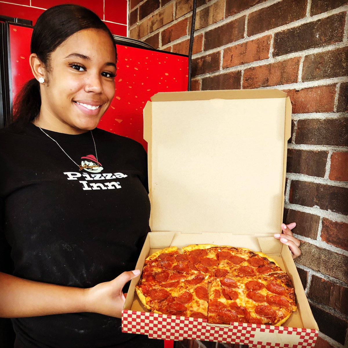 PizzaInnPaducah's tweet photo. Hungry? 😋
Call and order a medium 2-topping pizza for just $7.99. ☎️
#pizzainn #dinnerdecided #pizza #pepperoni #extracheese #thecrew #jolaysia https://t.co/5dI0MoZIdJ