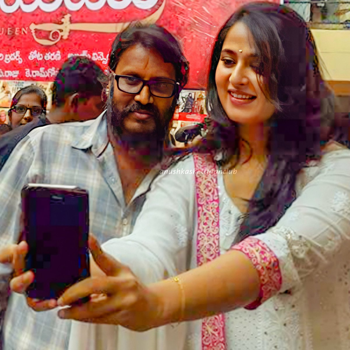 sweetyanushkafc's tweet photo. Wishing our bold and dynamic Dir @Gunasekhar1 garu a very very happy birthday and a fantastic year ahead on behalf of all Sweety #AnushkaShetty fans! Bestest wishes for #Shaakuntalam #Hiranyakashyapa &amp; all your future projects Sir! Can't wait to watch them!!😀❤️💐 #HBDGunasekhar https://t.co/JLHDxRomjI