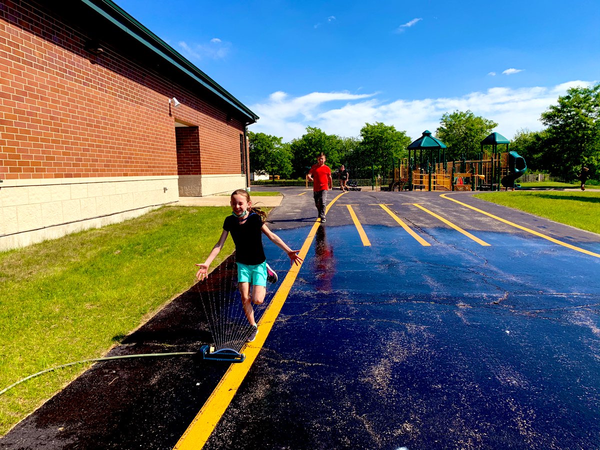 Last day of run club for <a href="/YoungSchool33C/">William E. Young School</a> 3rd/4th graders this yr. Runners got to cool off as they covered their choice of distance.🏃‍♀️🏃‍♂️☀️