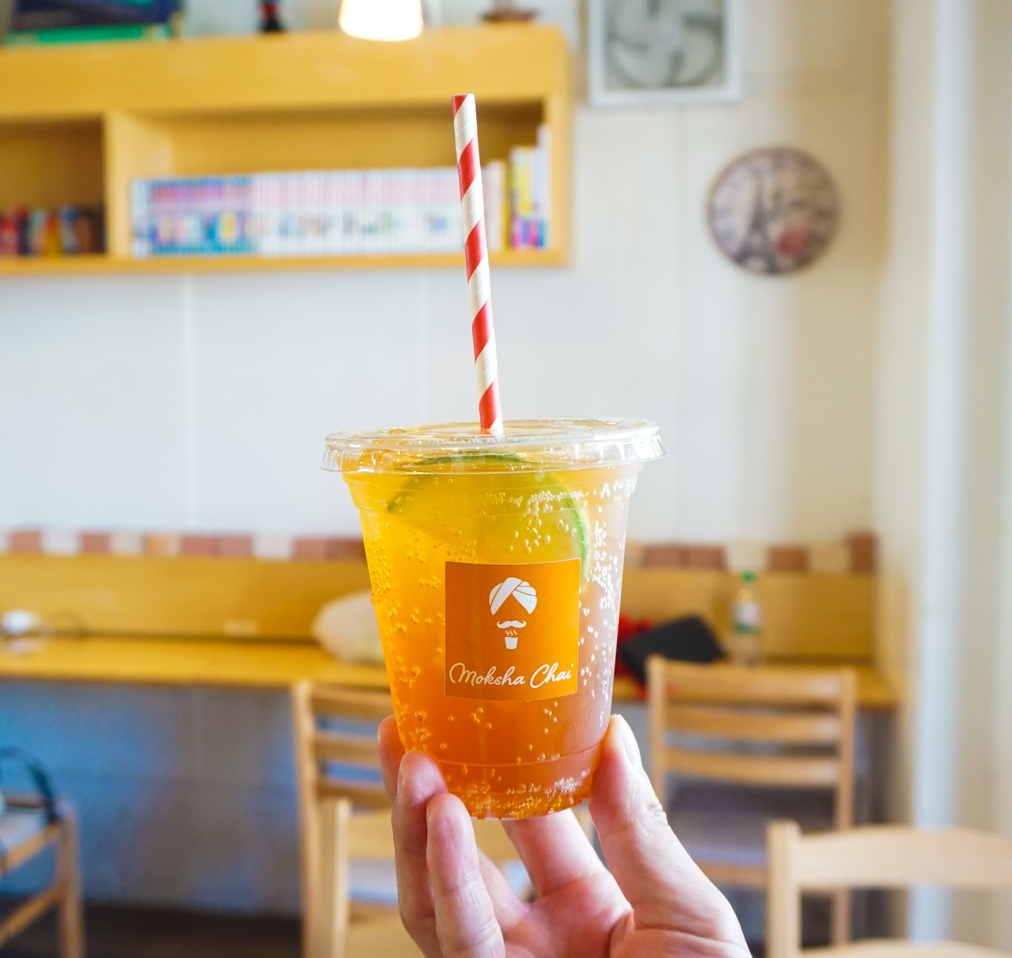 公式 モクシャチャイ チャイ専門店 お店で最近人気なのがチャイコーラならぬクラフトチャイソーダ モクシャチャイオリジナルの チャイの原液に炭酸で割ったオリジナルドリンク ライムを絞ってお出ししています チャイで使うスパイスってコーラを作る時の