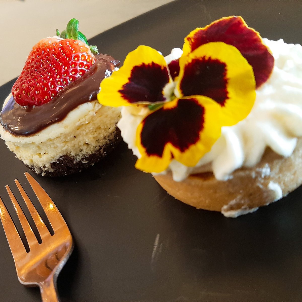 LowCarbLoaded's tweet photo. ❄Happy New Month ❄
What better way to celebrate the new month than with keto cheesecake and banoffee🤤
#lowcarbsouthafrica  #bantingsouthafrica #weightloss  #bantinglifestyle #ketolifestyle #bantingmeals #ketosquadsa #ketofood #weightlossjourney #ketosouthafrica 
#lowcarbdiet https://t.co/JeGjZBy6IO