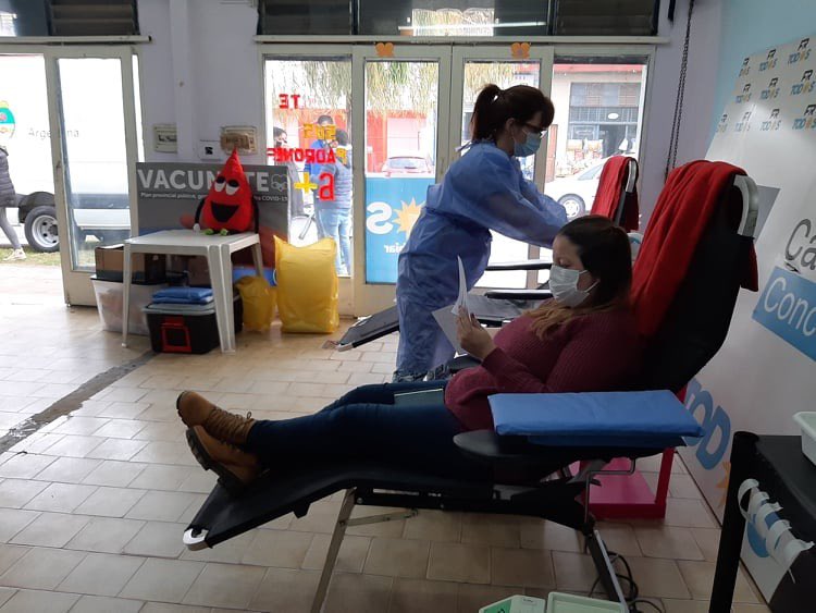 carlosacuna81's tweet photo. Jornada solidaria de colecta de sangre en nuestra casa de Bacacay.
Gracias a l@s Comp@s por su trabajo y solidaridad y al equipo del @hospitalposadas por su profesionalismo y calidad humana ❗️ https://t.co/yWor595jVE