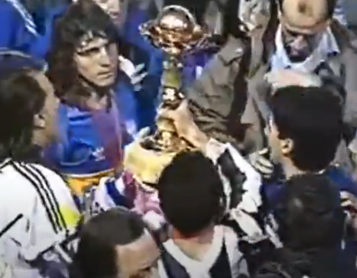 TopJrs's tweet photo. Los 🇧🇷 empujan pero aguantamos bien. #Boca gana 1-0 y se lleva la copa q lo habilita a jugar vs #RealMadrid x la Copa #Iberoamericana 94. #Habegger hereda los #Halcones vs #Palomas de #Tabárez pero no dura mucho: en 4 meses estaría out. https://t.co/ItVhNlr6s1