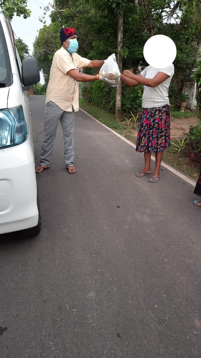 කොරෝනාවට පරාජය කළ නොහැකි අපේ මනුස්සකම
''හෙල්පින් හෑන්ඩ්ස් - හදමු ශ්‍රී ලංකා''
2021 මැයි 21 රාත්‍රිය...
පවුල් ටිකක් හොයාගෙන ගියා යක්කඩුව, බටුවත්ත, නිවන්දම, මාඑළිය පැත්තට.
මිනිස්සුන්ට මේ වෙලාවේ පට්ටම අමාරුයි.. අපිටත්. ඒත් ගෙදරට වෙලා පැත්තකට වෙලා ඉන්න තරම් හයියක් නෑ.. ඒ නිසා ගියා.