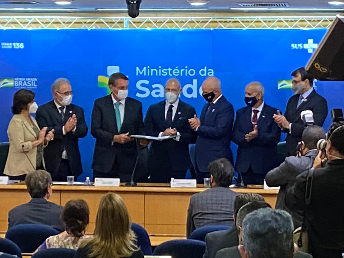 PeterWilson's tweet photo. AZ e Fiocruz assinaram hoje o acordo de transferência tecnológica da vacina AZ-OX 

A produção completa da vacina será no 🇧🇷, incluindo IFA. AZ fez a produção a preço de custo

Uma parceria científica baseada em excelência reduziu para meses um resultado que demoraria vários anos https://t.co/ZxorIKzY3r
