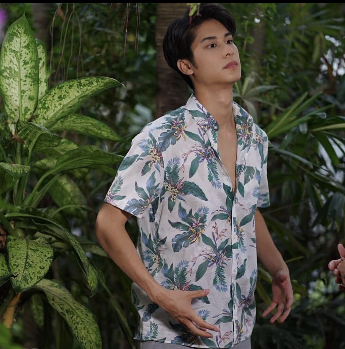 นอกจากเชิ้ตขาวแล้ว พ่อก็หล่อมากในเสื้อฮาวายกระดุมหาย 3 เม็ด #ออกัสวชิรวิชญ์  #ออกัสน้ำฟ้า