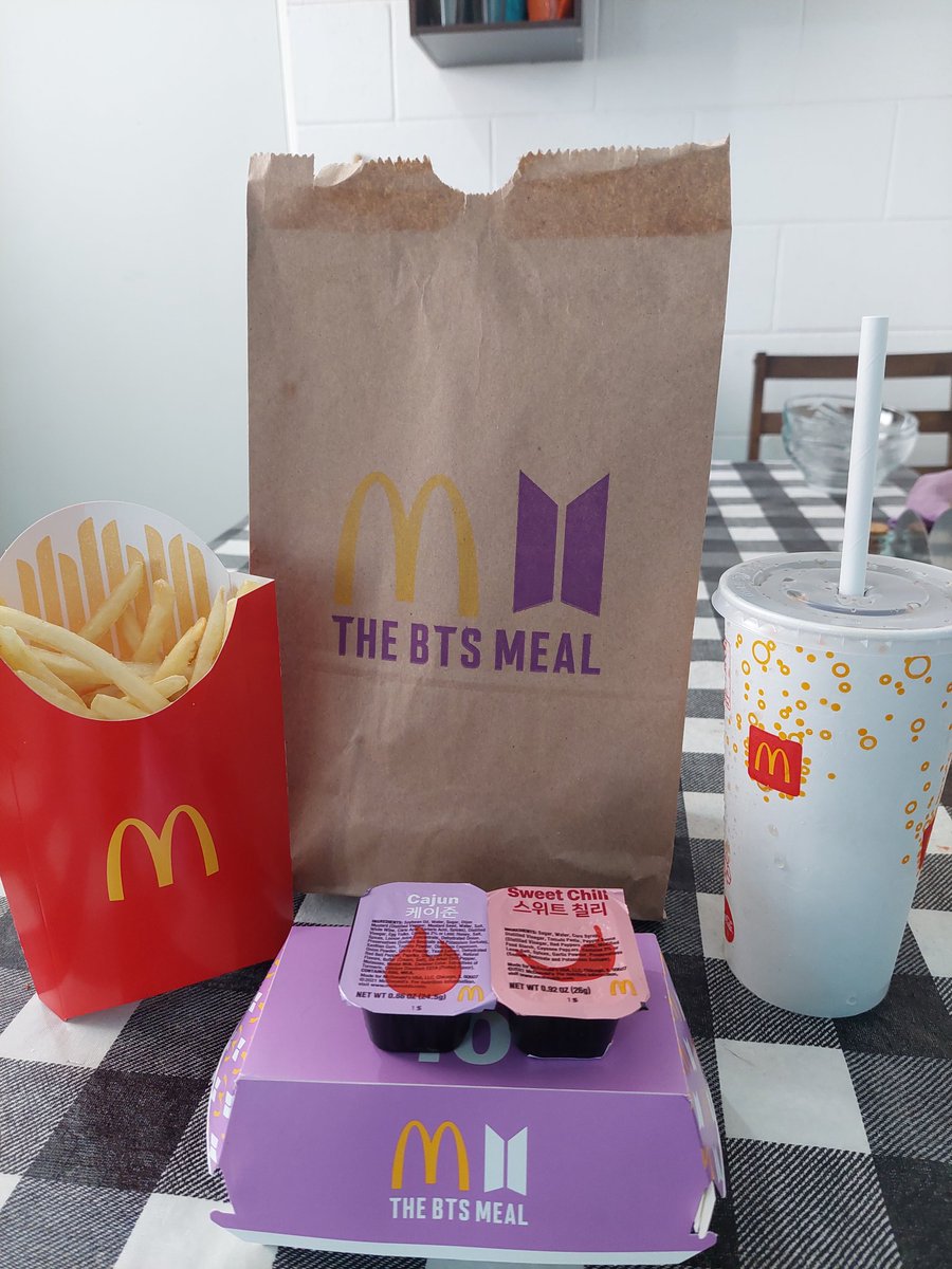 DulzaZ's tweet photo. #TheBTSMeal está aquí @McDonaldsMexico 💜 https://t.co/DnJzpiLmsM