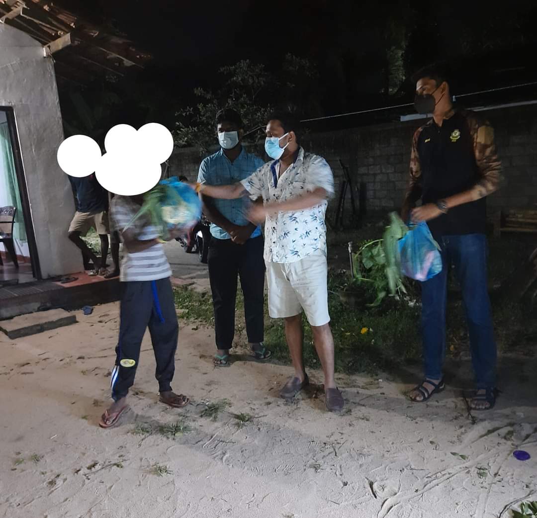 කොරෝනාවට පරාජය කළ නොහැකි අපේ මනුස්සකම
''හෙල්පින් හෑන්ඩ්ස් - හදමු ශ්‍රී ලංකා''
2021 මැයි 25 රාත්‍රී...

කටාන ප්‍රදේශයේ කොරෝනා තත්ත්වයෙන් අසරණ වූ නීරෝධානයට යොමු කළ පවුල් කීපයක් සදහා වියළි ආහාර සහ එළවලු අඩංගු පාර්සල් බෙදා දීමක් ටෙනුක ඩිල්ෂාන් සහෝදරයාගේ ඉල්ලීමකට අනුව සිදු කළා....