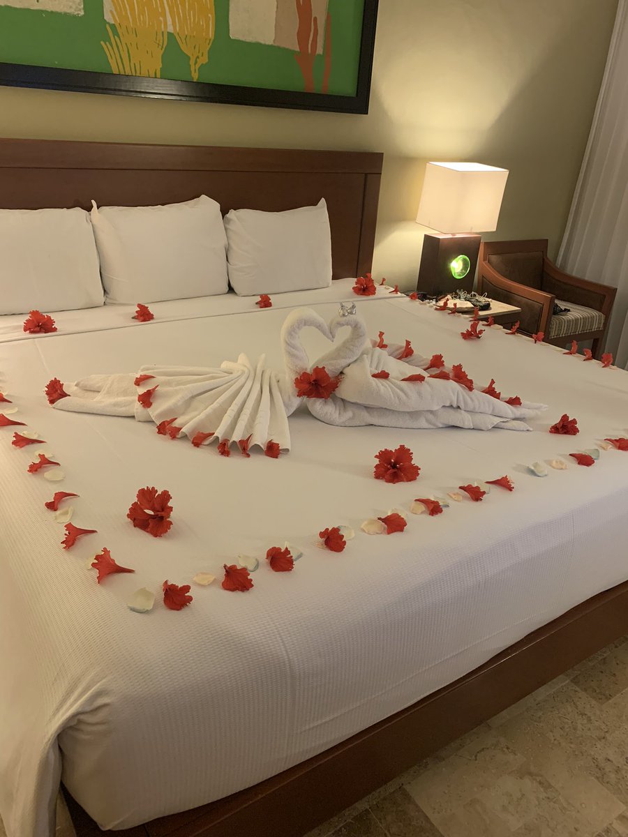 onealmath's tweet photo. @Coach_Joneal Omg we just walked back in the room after a day of adventures and I see this beautiful surprise for our anniversary. Now this is the real honey moon 😍😍😍 thanks hubby Joaquin O'Neal I am speechless . Te quiero mucho Papa 👀😢🥰😍 #EstSept282019 #TeamONeal https://t.co/XPAdLKq4tg