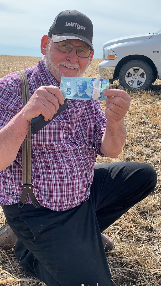 Great day to scout the field and take samples for tissue testing. Luckily my scouting partner found a $5 bill in the field <a href="/PaulEdHofer/">Paul Ed Hofer</a> <a href="/PaulHofer18/">Paul Hofer</a> Money grows in rows! Farming - It's more than a job, It's a way of life. #NutrienAgSolutions #FeedingtheFuture