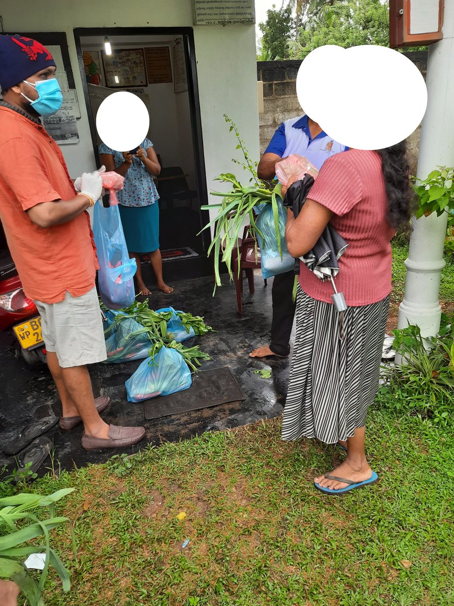 කොරෝනාවට පරාජය කළ නොහැකි අපේ මනුස්සකම
''හෙල්පින් හෑන්ඩ්ස් - හදමු ශ්‍රී ලංකා''
2021 මැයි 29...

ජාඇළ, කපුවත්ත, රිලවුල්ල ආදී ප්‍රදේශවල වකුගඩු රෝග ලේ මාරු කරන ආබාධිත සහිත වැඩිහිටි සහ දරුවන් සිටින අසරණ පවුල් කීපයක් සදහා වියළි ආහාර සහ එළවලු අඩංගු පාර්සල් බෙදා දීමක් සිදු කළා....