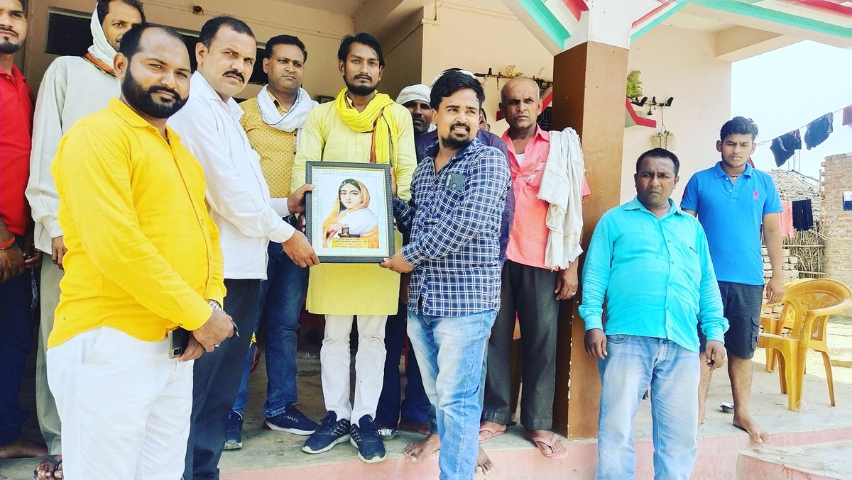 ShepherdDhamu's tweet photo. छीनकर खाने वाले का कभी पेट नहीं भरता,
बांटकर खाने वाला कभी भूखा नहीं रहता.
@ShepherdDhamu @SonuSood @Tigervk @yadavakhilesh @myogiadityanath @SanjayAzadSln @ArvindKejriwal @narendramodi @oprajbhar https://t.co/tjxWHmapsB