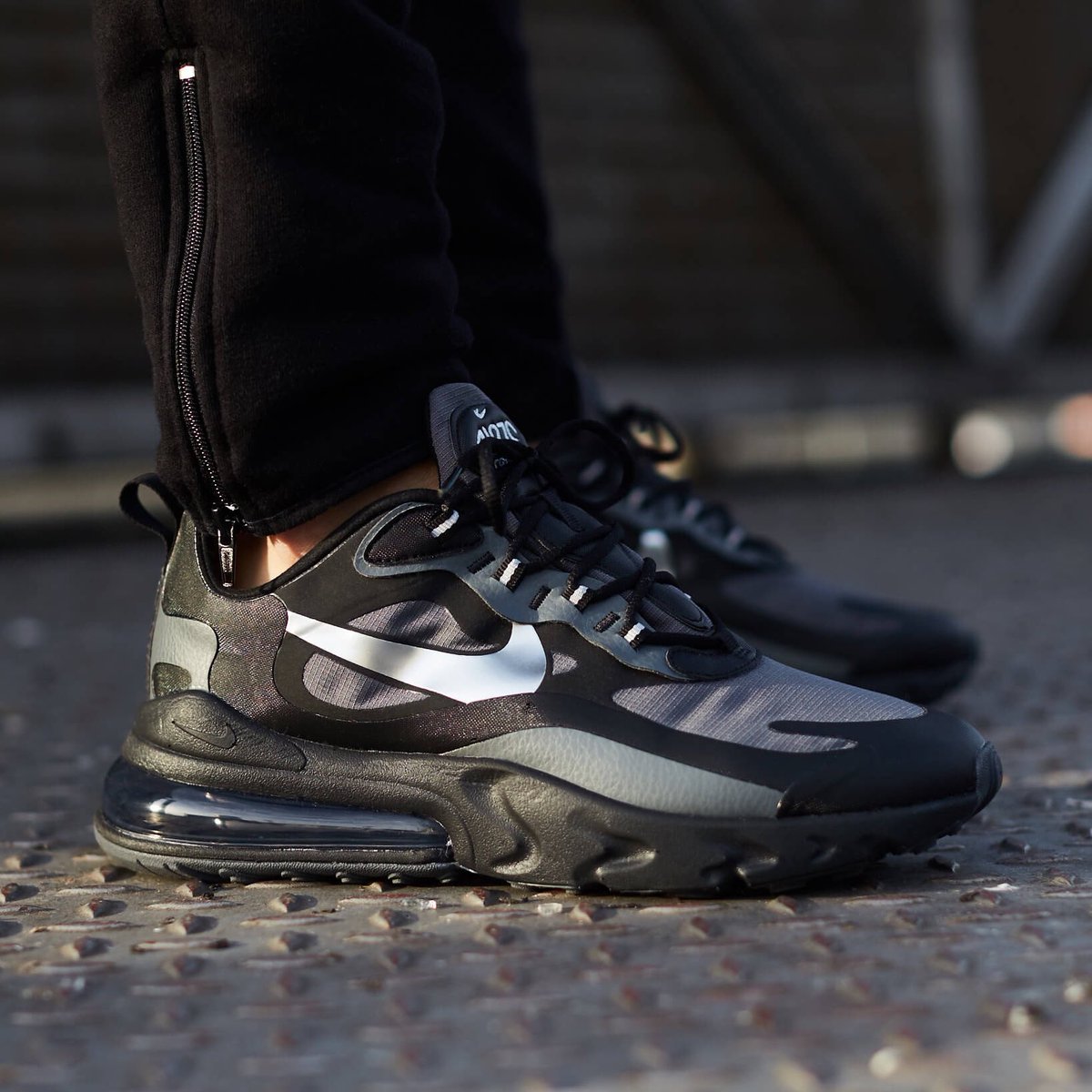 SNKR_TWITR tweet media