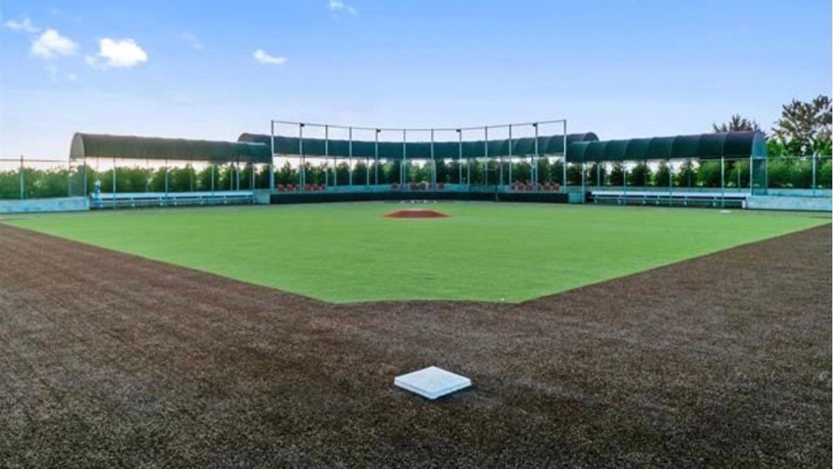 BaseballCentraI's tweet photo. Just your casual $10 million dollar house for sale in Lucas, Texas with a turf baseball field, stadium seating, and batting cages 🤯 https://t.co/Ja1cxLHAqA